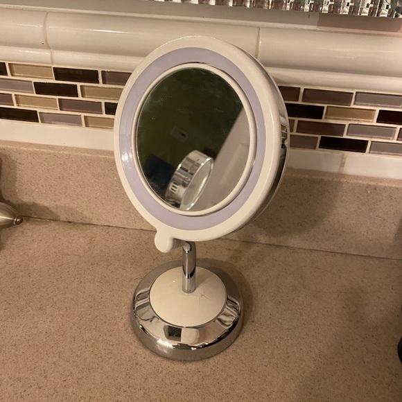White & Silver Portable LED Makeup Mirror - Picture 2 of 11